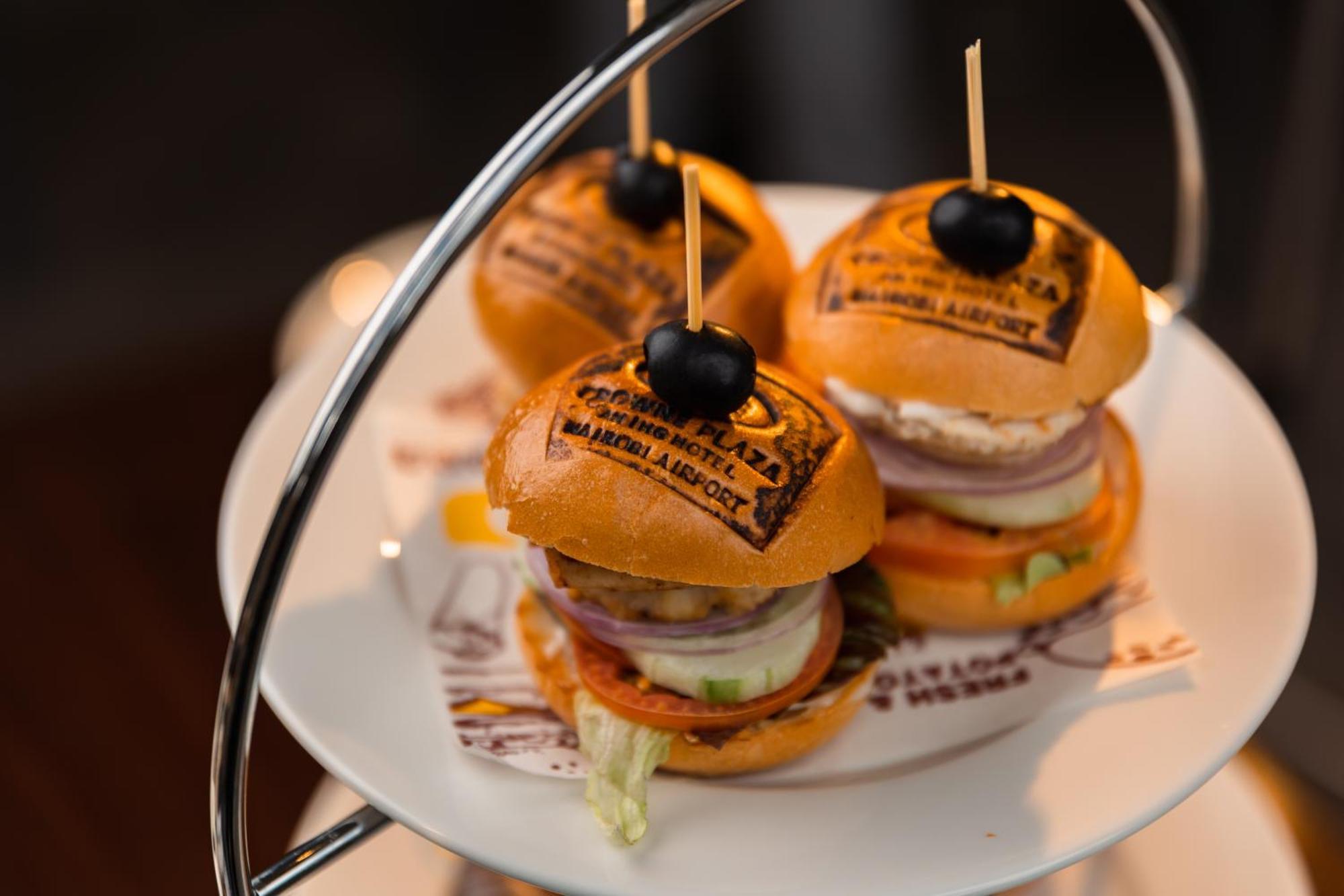 Crowne Plaza Nairobi Airport By Ihg Hotel Luaran gambar A plate of sliders