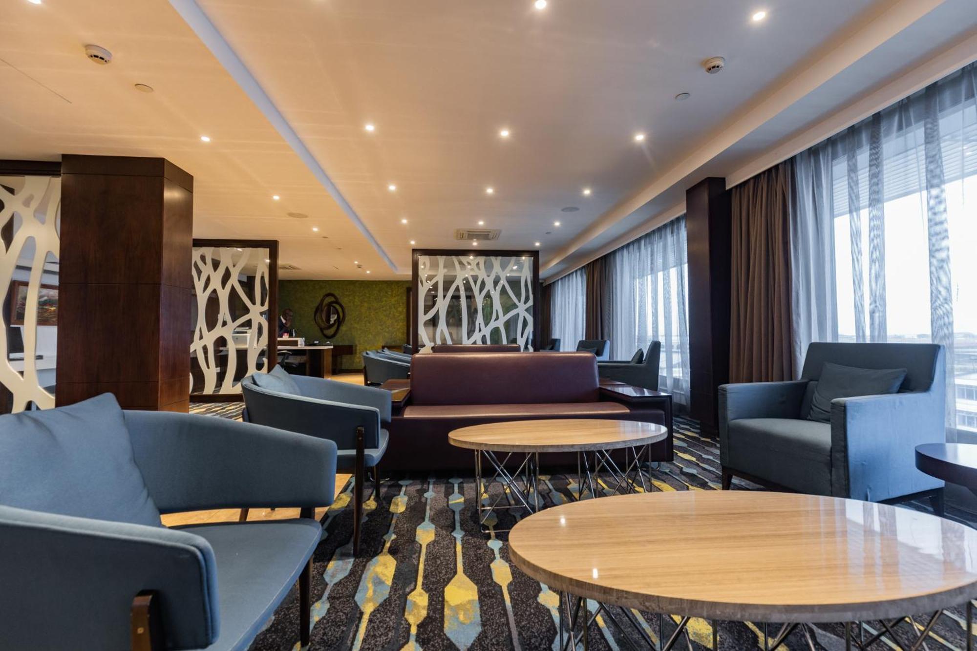 Crowne Plaza Nairobi Airport By Ihg Hotel Luaran gambar The lounge at the airport