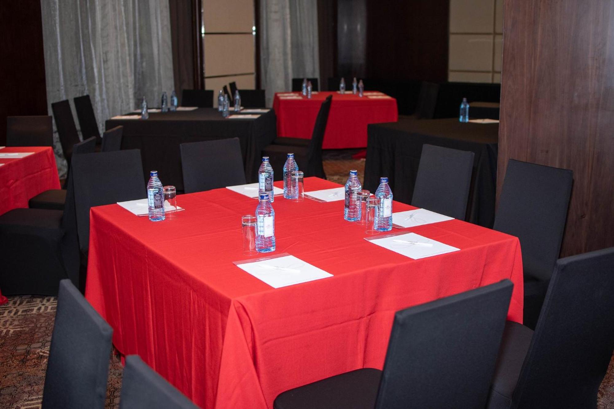 Crowne Plaza Nairobi Airport By Ihg Hotel Luaran gambar A table with a red tablecloth