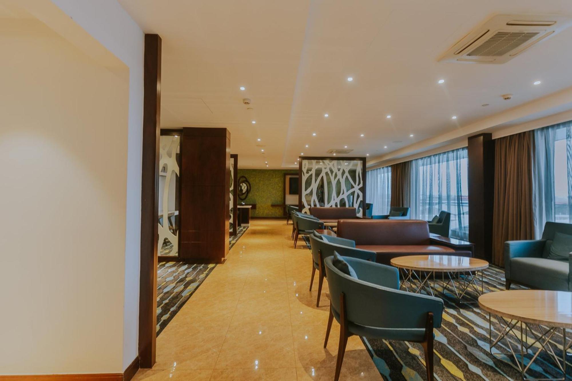 Crowne Plaza Nairobi Airport By Ihg Hotel Luaran gambar The lounge at the airport